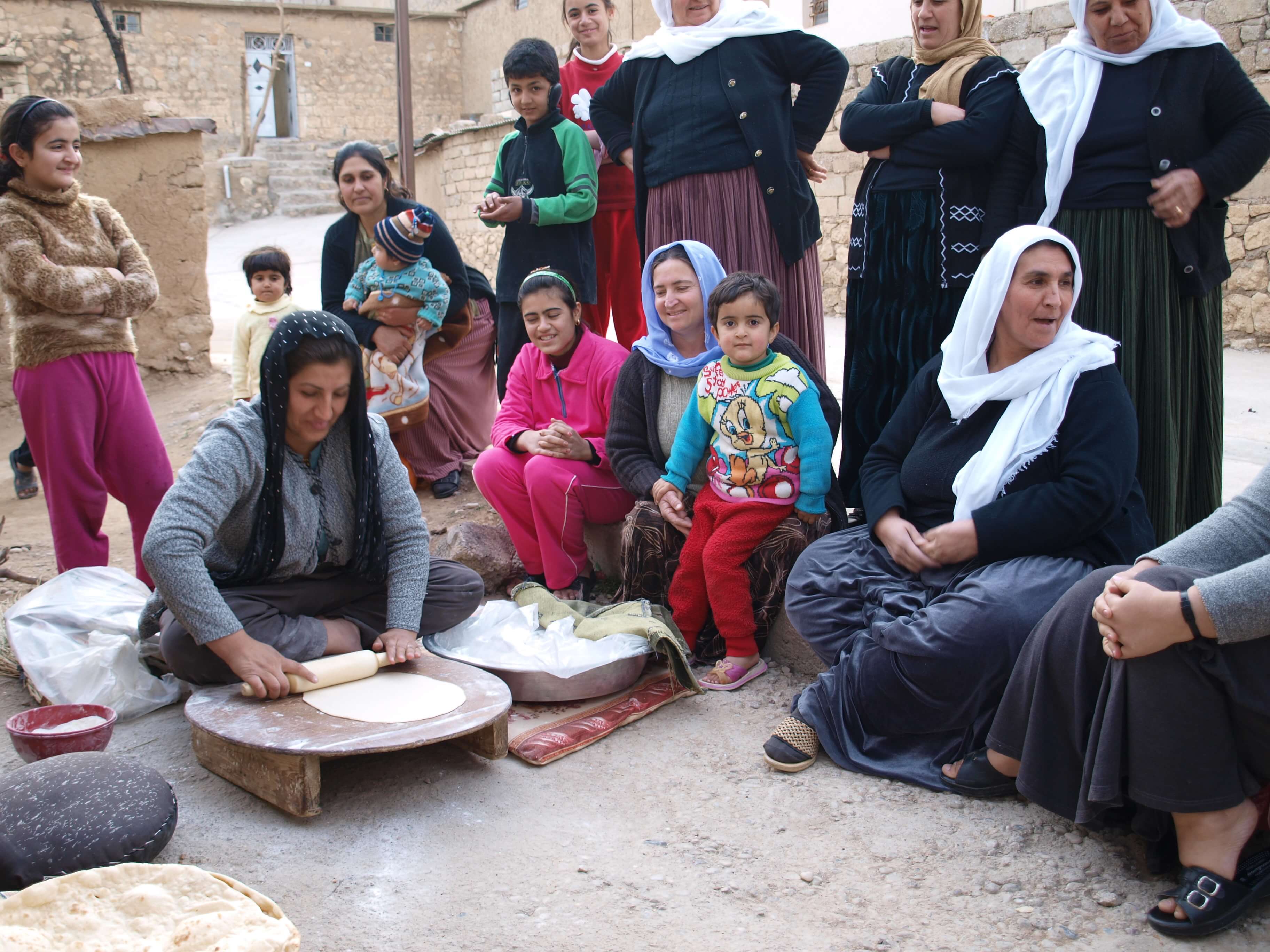 irak, vrouwen bakken brood.jpg